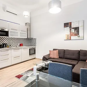  Apartment Quiet Nest In The Bustling Centre Of
