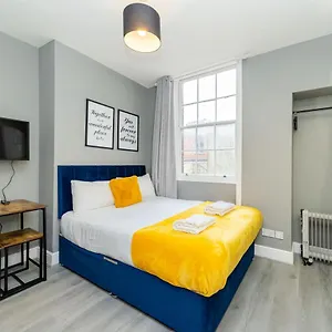 modern-studio-next-to-brighton-beach-i-smart-tv-i-king-size-bed.brighton-hotels-england.com/